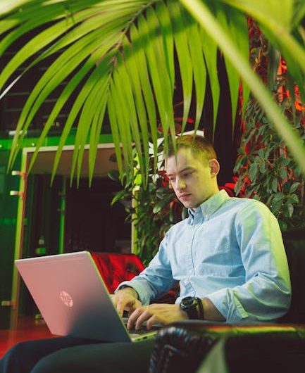 Регистрация в Claude AI и использование JavaScript для взаимодействия с платформой в 2025 году